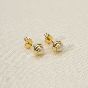 18k Gold Filled Pearl Classic Stud Earrings